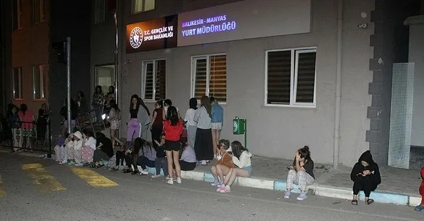 Balıkesir'deki deprem sonrası geceyi dışarıda geçirenler günün ilk ışıklarıyla evlerine döndü! Panik anları kamerada