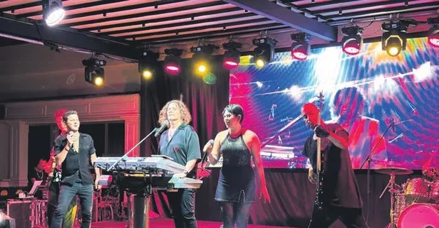 İskender Paydaş, Bodrum'un gözde mekanlarından birinde konser verdi
