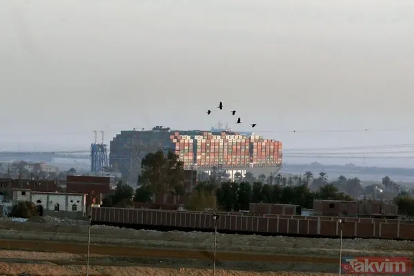 SON DAKİKA: Süveyş Kanalı'nda sıkışan Ever Given isimli gemi hareket ettirildi! Mürettebatın sevinç anları kamerada: Allahuekber - 20