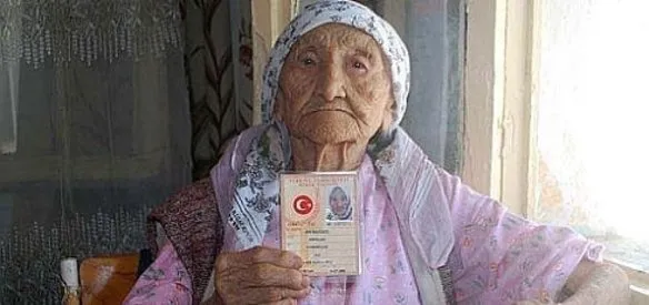 Manisa'nın Salihli ilçesinde ikamet eden 121 yaşındaki ''Dünyanın en yaşlı kadını'' Gaışhıkaan Sıhıkaan, evinde yaşamını yitirdi.