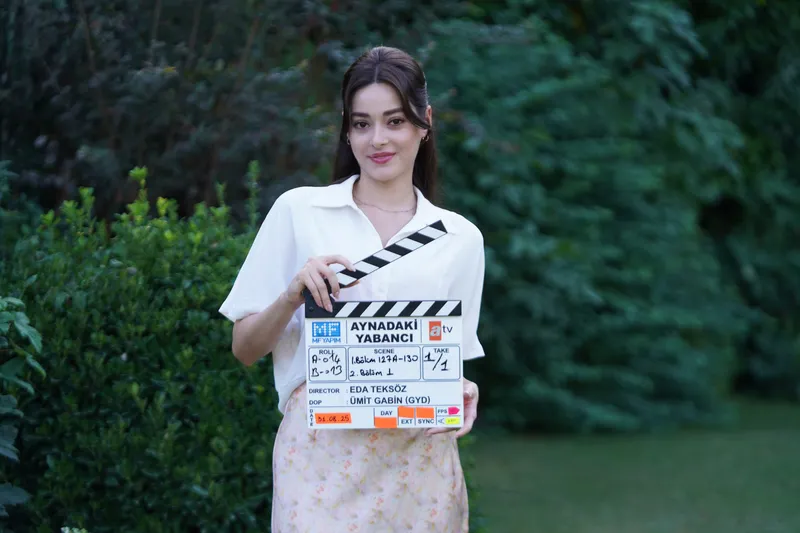 atvnin-yeni-dizisi-aynadaki-yabanci-setinden-ilk-kareler-1757061219861.jpg Kaynak: atv