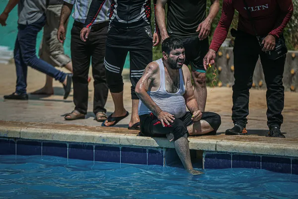 suriyede-esed-ve-destekcilerinin-saldirilarinda-gozlerini-kaybeden-35-kisiye-yuzme-yarismasi-duzenlendi-1630401122080.jpg Suriye'de, Esed ve destekçilerinin saldırılarında gözlerini kaybeden 35 kişiye yüzme yarışması düzenlendi-6