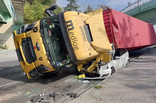 Ömürlük ha'tır'a! TIR'ın altında kalan otomobilden yara almadan kurtuldu