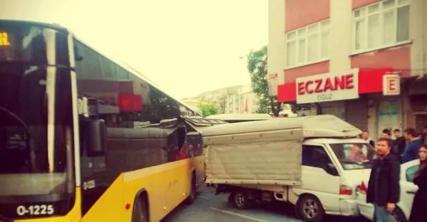 Son dakika: Yine bir İETT kazası! Gaziosmanpaşa’da bir İETT otobüsü patates yüklü kamyona çarptı