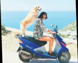 Asena Tuğal köpeğiyle Bodrum’da