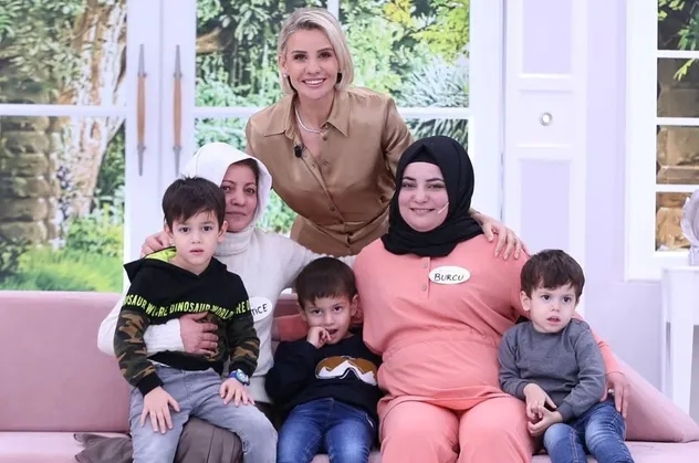 Canlı yayında büyük buluşma! Burcu’nun hayali gerçek oldu 22 yıllık hasret Esra Erol’da son buldu! Anne-kız stüdyo gözyaşlarına boğdu