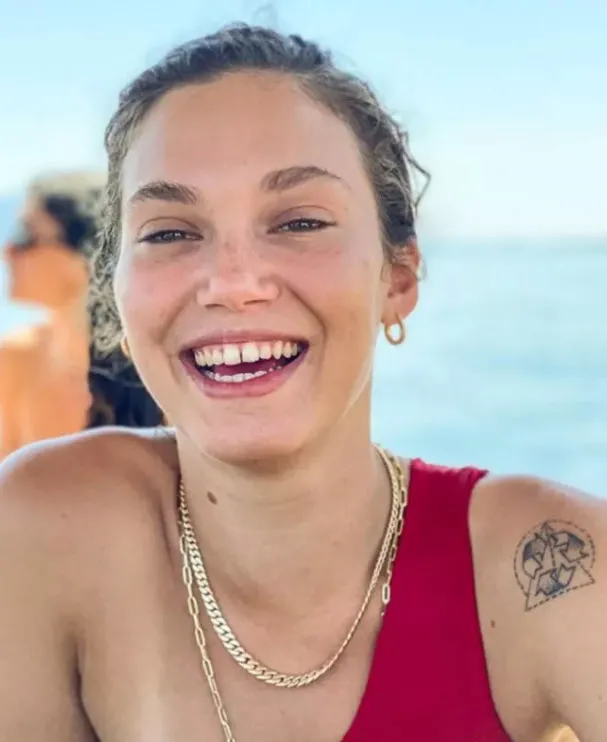 Melisa Şenolsun yine cüretkar sınır tanımıyor! Bu kez mayosula suda uyku pozunu paylaştı şimdi 'geceyle yüz yüze...'-8