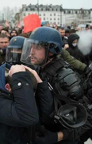 Fransa'da grev ve gösteriler 13'üncü gününde