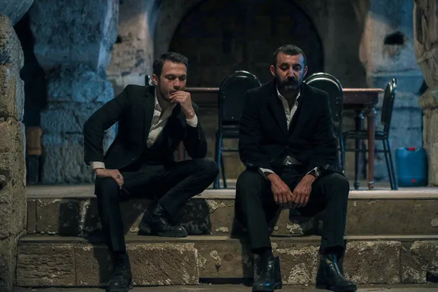eski-dostlar-yine-ayni-masada-cukurun-5-ismi-aylar-sonra-o-projeye-cikartma-yapacak-1631271225959.jpg Eski dostlar yine aynı masada! Çukur'un 5 ismi aylar sonra o projeye çıkartma yapacak-8