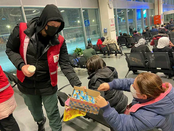 istanbulda-hayat-felc-oldu-chpnin-is-bilmezligi-yuzunden-binlerce-kisi-araclarina-terk-etti-1643090420042.jpg İstanbul'da hayat felç oldu! Belediyenin iş bilmezliği yüzünden binlerce kişi araçlarını terk etti-4