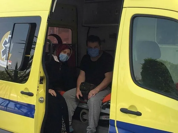 Son dakika: Kovid-19'a yakalanan Türk vatandaşı ve ailesi ambulans uçakla Mısır'dan Türkiye'ye getirildi-5