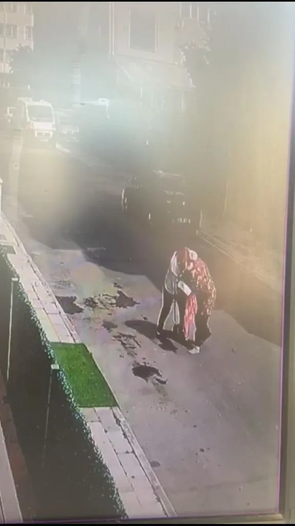 komsu-kadinlar-birbirine-girdi-olumle-tehdit-ediyor-1659954585175.jpeg Komşu kadınlar birbirine girdi: "Ölümle tehdit ediyor"-3