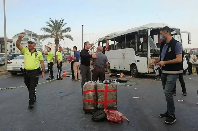 Antalya'da tur midibüsü kaza yaptı! Ölü ve yaralılar var
