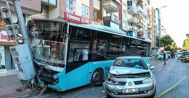 Antalya'da akılalmaz kaza! Halk otobüsünün durağa ve direklere çarpma anı kamerada