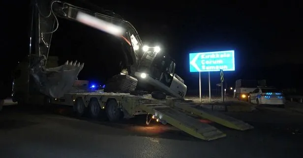 Deprem bölgesine giden tırın taşıdığı iş makinesi yola devrildi