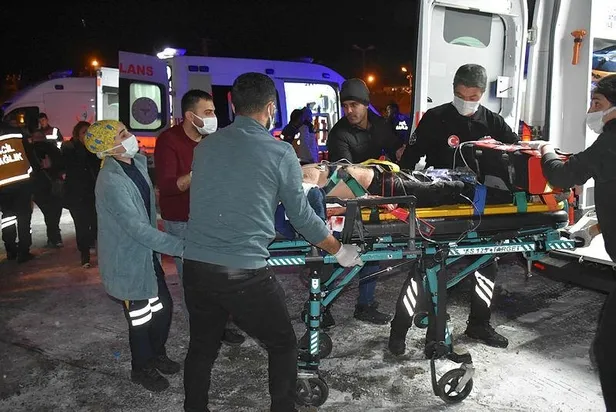 kars-erzurum-kara-yolunda-yolcu-otobusu-devrildi-olu-ve-yaralilar-var-1639856210256.jpeg Kars-Erzurum kara yolunda yolcu otobüsü devrildi! Ölü ve yaralılar var-4