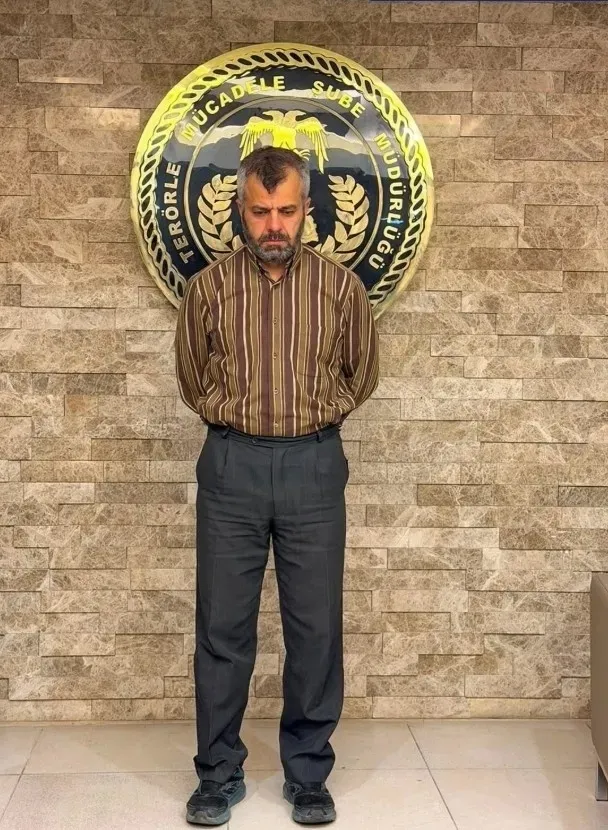 ihanetin-kesfi-fetocu-hain-burkay-karatepe-marmarise-goturuldu-1786090699727.jpeg İhanetin keşfi! FETÖ'cü hain Burkay Karatepe Marmaris'e götürüldü: Gömüldüğünü söylediği silahlar aranıyor-3