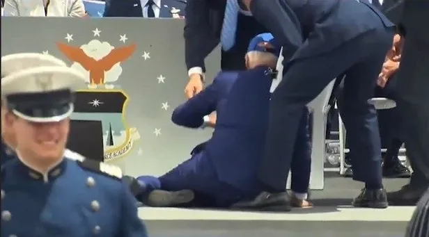 abd-baskani-joe-biden-hava-kuvvetleri-akademisinin-mezuniyet-toreninde-yere-dustu-1685647480819.jpeg ABD Başkanı Joe Biden Hava Kuvvetleri Akademisi'nin mezuniyet töreninde yere düştü-5