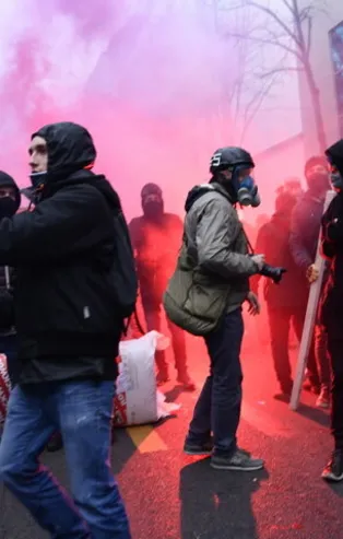 Paris karıştı! Fransa'da protestocular yeniden sokağa döküldü!