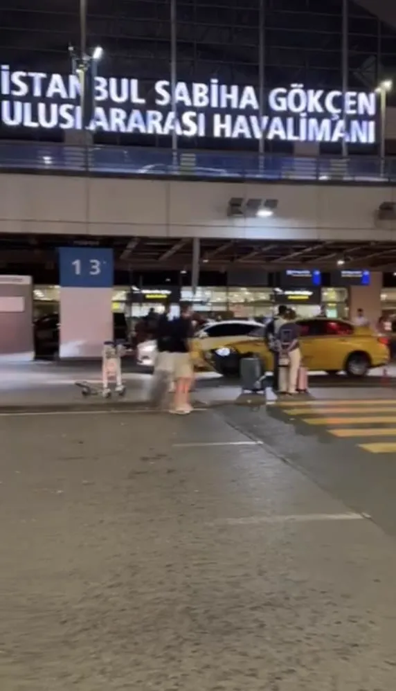 alkollu-taksici-ortaligi-birbirine-katti-sabiha-gokcen-havalimaninda-sok-goruntuler-1720255110489.jpeg Alkollü taksici ortalığı birbirine kattı: Sabiha Gökçen Havalimanı'nda şok görüntüler-4