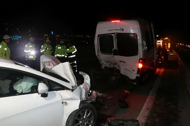 Yol ayrımını kaçırıp geri gelen minibüse otomobil çarptı: 2'si çocuk 6 yaralı