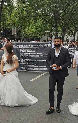 Almanya'da düğün salonu sahiplerinden zurna ve davullu protesto
