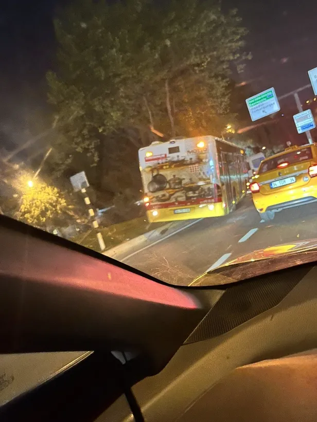 iettnin-ne-kazasi-bitiyor-ne-olayi-kavga-eden-araci-yol-ortasinda-birakip-dugune-giden-kaldirima-tirmanan-1662975646170.jpeg İETT'nin ne kazası bitiyor ne olayı! Kavga eden, aracı yol ortasında bırakıp düğüne giden, kaldırıma tırmanan...-4