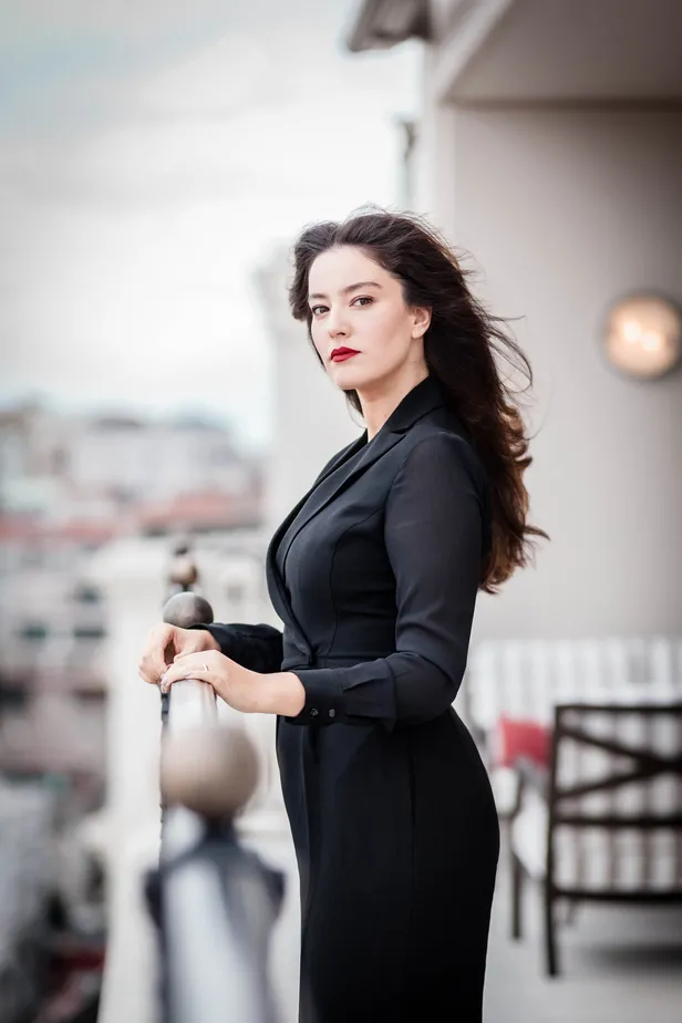 ben-bu-cihana-sigmazam-firuze-kimdir-pelin-akil-kimdir-boyu-yasi-kac-1663593388087.jpg Ben Bu Cihana Sığmazam'ın Firuzesi kimdir? Pelin Akil kimdir, boyu, yaşı kaç? Pelin Akil hangi dizilerde oynadı?-3