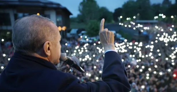 Milli irade tecelli etti: Başkan Erdoğan’ın Üsküdar’daki konutunun önünde kutlamalar başladı!