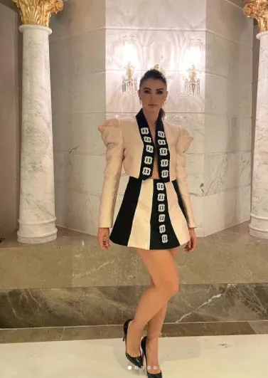 Burcu için dekoltede sınır yok paylaşmaya devam! Gün geçtikçe daha cesur Burcu Özberk'in tercihi bu kez göğüs dekoltesi-10