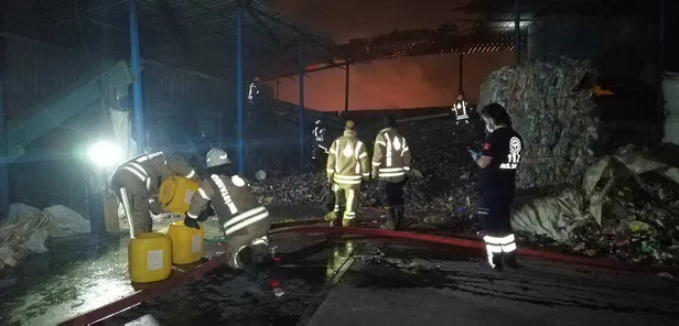 umraniyede-kati-atik-toplama-merkezinde-yangin-cikti-1589524965172.jpg Ümraniye'de geceyi aydınlatan yangın! Katı atık merkezi alev aldı-1