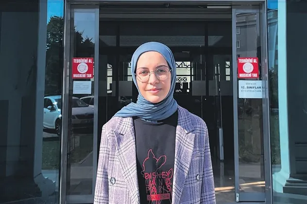 Kartal Anadolu İmam Hatip Lisesi 11. sınıf öğrencisi olan İclal Dağcı 17 yaşında 8 dil biliyor