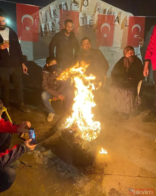 2 çocuk babası Eser Yenenler eşi Berfu Yenenler'le Malatya'ya gitti! Depremzede Remziye Teyze ile o karesini paylaştı: Oğlu gibi bilirmiş beni... - 3