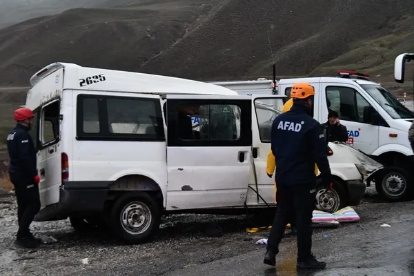 hakkaride-yolcu-otobusu-karsi-yonden-gelen-tir-ve-minibusle-carpisti-3-olu-7-yarali-1681315166802.jpg