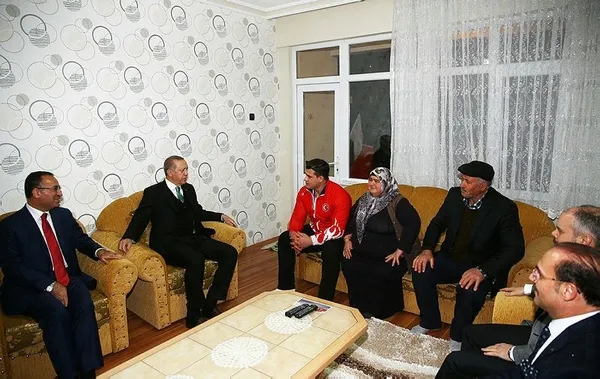 Cumhurbaşkanı Erdoğan milli güreşçiyi evinde ziyaret etti-4