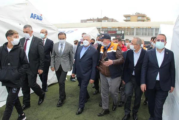 ak-parti-izmir-milletvekili-binali-yildirim-depremde-yaralananlari-ve-hayatini-kaybedenlerin-yakinlarini-ziyaret-etti-1604673604904.jpg
