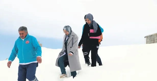 Genç hekimden inanılmaz fedakârlık: Hastalara ulaşmak için 1.5 metre karla savaşıyor