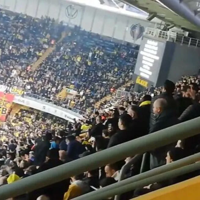 Yıllardır tökezleyen Ali Koç tribünleri politize edip çıkış yolu arıyor! Kurgusu önceden yapılmış ısmarlama sloganlar, paralı troller...