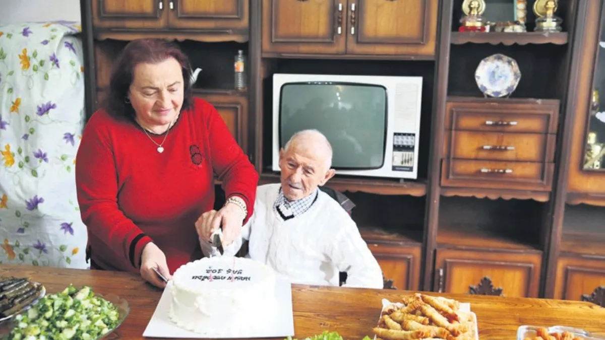 Asırlık dedeye sürpriz pasta