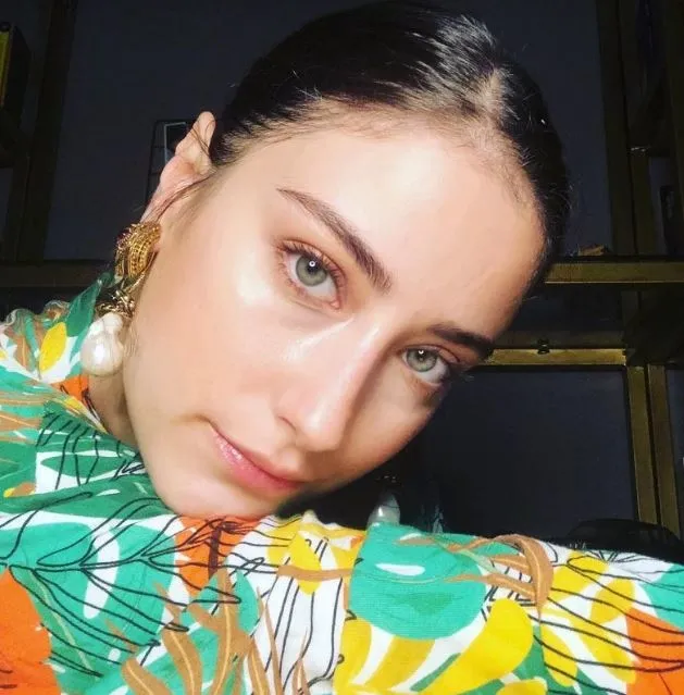 hazal-kaya-ve-seda-bakanin-ortak-guzellik-sirri-ortaya-cikti-kagit-gibi-bir-cilt-icin-her-gun-1715529216704.jpg Ünlülerin pürüzsüz cildi bu doğal mucizede saklıymış! Meğer Seda Bakan ve Hazal Kaya da..-2