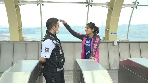 istanbulda-maskesiz-metroya-binmek-isteyen-genc-kadin-ortaligi-karistirdi-1593094571458.jpg