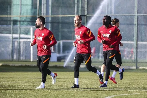 Galatasaray'da kadroya alınmayan Arda Turan'ın dün akşam İstanbul'da Fatih Terim ile bir araya gelmesi olay yarattı-3