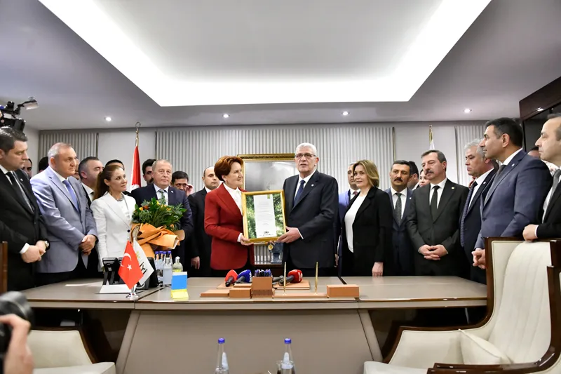 İYİ Parti'de devir teslim! Müsavat Dervişoğlu mazbatasını Meral Akşener'den aldı! Trabzon'da ise toplu istida sonrası yönetim düştü-2