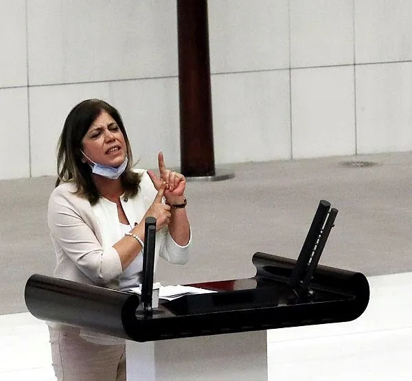 hdpli-meral-danis-bestastan-semra-guzel-ve-pkkli-terorist-volkan-boranin-fotograflarini-savundu-sozlusune-ait-1641854733549.jpeg HDP'li Meral Danış Beştaş, Semra Güzel ve PKK'lı terörist Volkan Bora'nın fotoğraflarını savundu! Sözlüsüne ait...-4