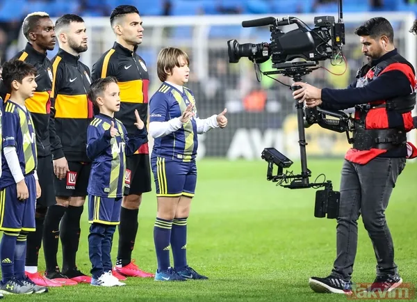 Seramonide 6-0 Detayı Fenerbahçe Ve Galatasaray Takımı Seramoniye Çıktığı Sırada Sarı-Lacivertli Minikler 6-0 İşareti Yaptılar.