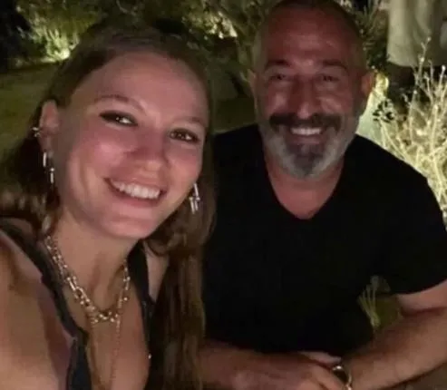 serenay-sarikaya-ve-mert-demir-askinda-son-cem-yilmaz-haberi-duyar-duymaz-harekete-gecti-kapisina-ciceklerle-1708724635817.jpeg