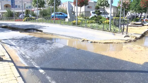 buyukcekmecede-coken-yola-otomobil-dustu-iski-calismasi-vatandaslara-kabus-oldu-1656094623028.jpg Büyükçekmece’de çöken yola otomobil düştü! İSKİ çalışması vatandaşlara kabus oldu-4