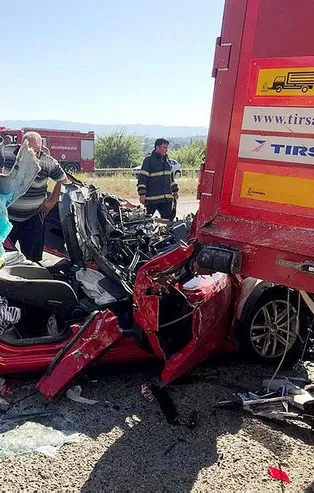 Son dakika: Muğla Milas'ta feci kaza! Kamyon dorsesinin altına giren araçtan sağ kurtuldular