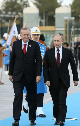 Putin’den Türkiye’ye övgü, Batı’ya eleştiri: Türklerle çalışmak...
