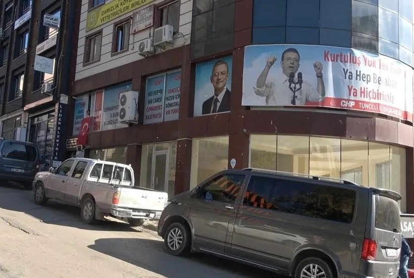 Kendilerini binaya kilitleyip eylem başlattılar!